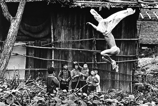 細江英公《鎌鼬 作品17》1965年 © Eikoh Hosoe